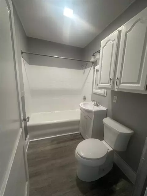 Bath - 249 Oak Grove Ave, Springfield, MA 01109 photo 2 of 2