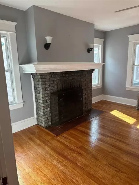 Living - 249 Oak Grove Ave, Springfield, MA 01109 photo 2 of 3
