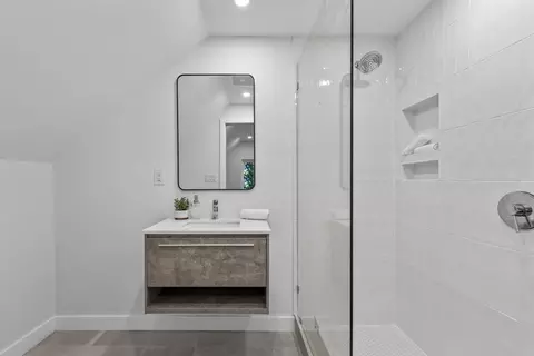 Bath - 70 Mt Vernon St, Reading, MA 01867 photo 2 of 7