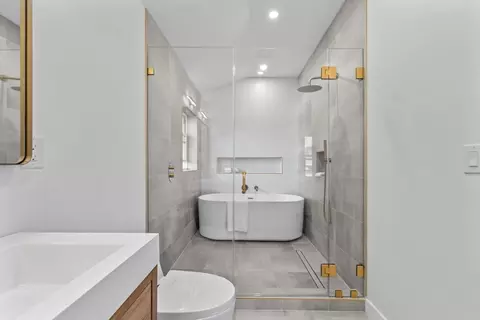 Bath - 70 Mt Vernon St, Reading, MA 01867 photo 5 of 7