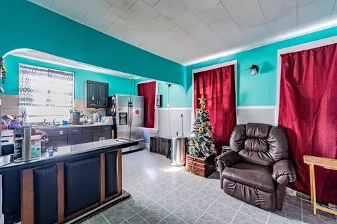 Living - 41 Tyler St, Springfield, MA 01109 photo 1 of 2