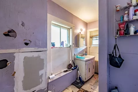 Bath - 41 Tyler St, Springfield, MA 01109 photo 2 of 2