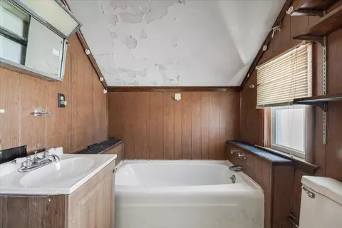 Bath - 194 Hamlet St, Fall River, MA 02724 photo 3 of 3