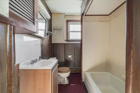 Bath - 194 Hamlet St, Fall River, MA 02724 photo 1 of 3
