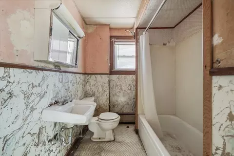 Bath - 194 Hamlet St, Fall River, MA 02724 photo 2 of 3