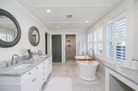 Bath - 29 Castle View Dr, Gloucester, MA 01930 photo 2 of 4