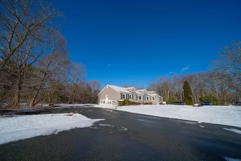 Exterior - 692 Main St, Hanson, MA 02341 photo 4 of 5