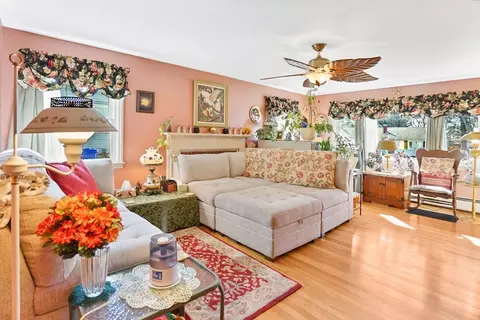 Living - 137 Croyden Ter, Springfield, MA 01104 photo 1 of 2