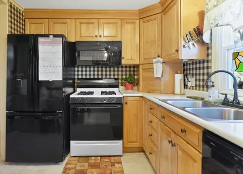 Kitchen - 137 Croyden Ter, Springfield, MA 01104 photo 4 of 5