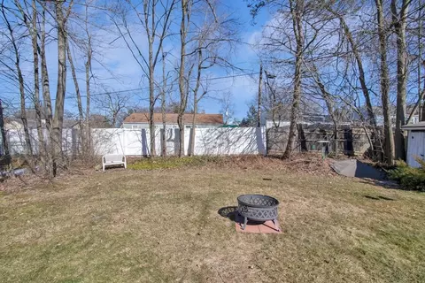 Exterior - 137 Croyden Ter, Springfield, MA 01104 photo 6 of 10