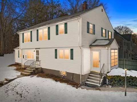 2 Peacedale Ave, Worcester, MA 01607