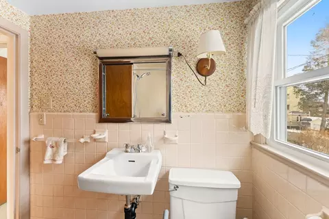 Bath - 2 Peacedale Ave, Worcester, MA 01607 photo 1 of 2