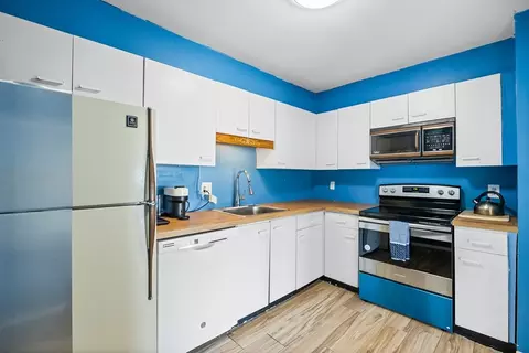 Kitchen - 4 Summit Dr #511, Reading, MA 01867 photo 2 of 2