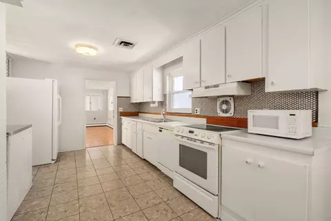 Kitchen - 4 Scott Dr, Framingham, MA 01701 photo 3 of 4