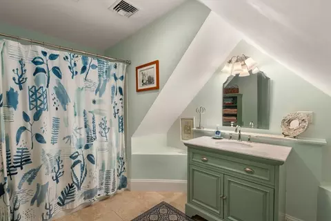 Bath - 345 Washington St #2, Gloucester, MA 01930 photo 4 of 4