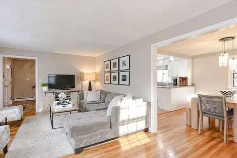 Living - 26 Travis Dr, Framingham, MA 01702 photo 2 of 9