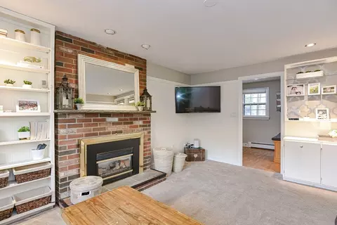 Living - 26 Travis Dr, Framingham, MA 01702 photo 6 of 9