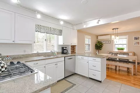 Kitchen - 26 Travis Dr, Framingham, MA 01702 photo 2 of 6
