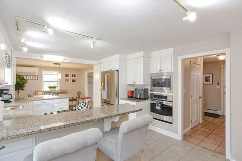 Kitchen - 26 Travis Dr, Framingham, MA 01702 photo 4 of 6