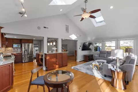 Living - 45 Putnam Rd, Reading, MA 01867 photo 5 of 6