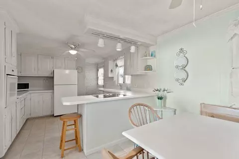 Dining - 21 Bailey Ave, Beverly, MA 01915 photo 2 of 3