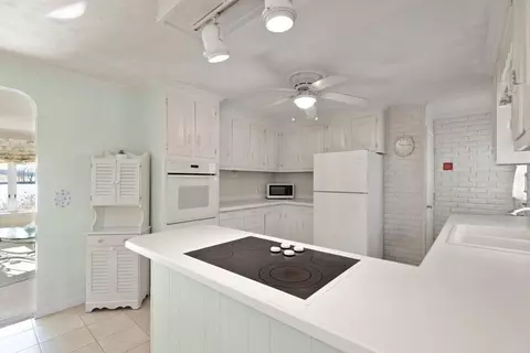 Kitchen - 21 Bailey Ave, Beverly, MA 01915 photo 4 of 4