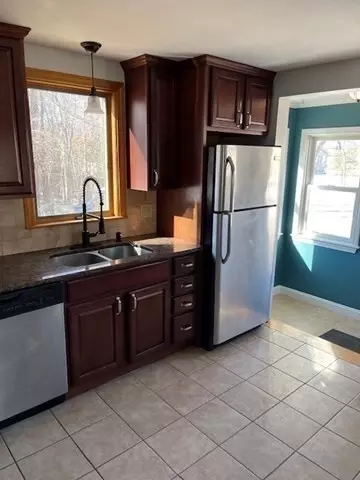 Kitchen - 93 Willow St, Mansfield, MA 02048 photo 4 of 8