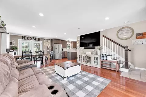 Living - 31 Ruskin St, Chicopee, MA 01020 photo 2 of 3