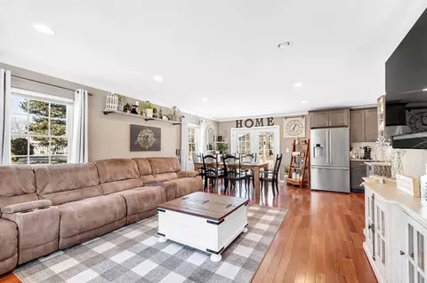 Living - 31 Ruskin St, Chicopee, MA 01020 photo 1 of 3