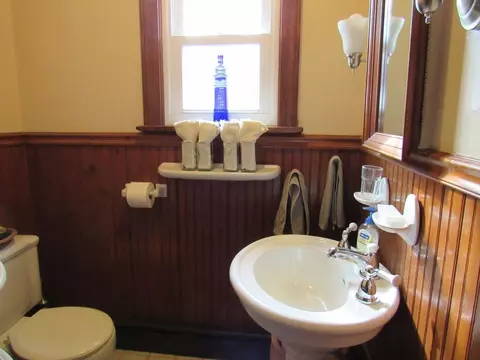 Bath - 52 North Ave, Mendon, MA 01756 photo 1 of 2