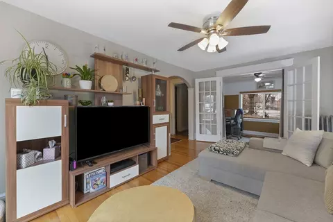 Living - 127 Bowles Park, Springfield, MA 01104 photo 3 of 7