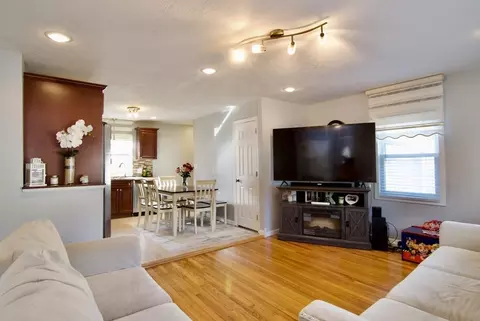 Living - 284 Hermitage Dr, Springfield, MA 01129 photo 4 of 5