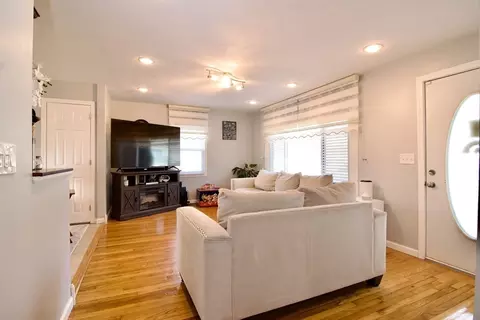Living - 284 Hermitage Dr, Springfield, MA 01129 photo 1 of 5