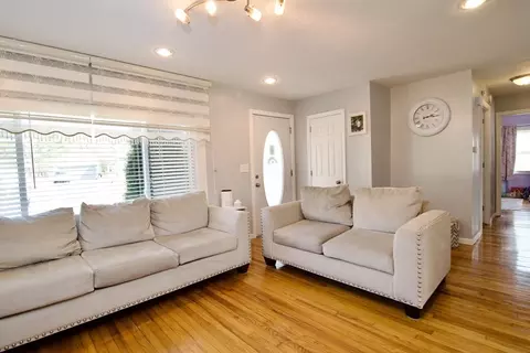 Living - 284 Hermitage Dr, Springfield, MA 01129 photo 2 of 5