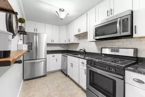 5 Greenbriar Dr #107, North Reading, MA 01864