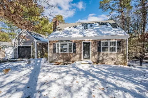 10 Weather Crescent Cir, Mashpee, MA 02649