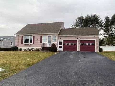 13 Maplewood Ave, Swansea, MA 02777