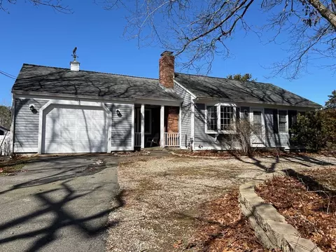 909 Phinneys Ln, Centerville, MA 02632