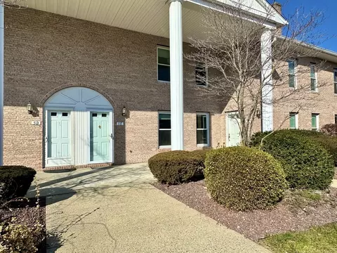5 Castle Hills Rd # E, Agawam, MA 01001