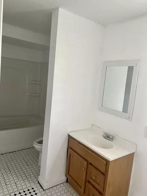 Bath - 270 Stetson St, Fall River, MA 02720 photo 1 of 3