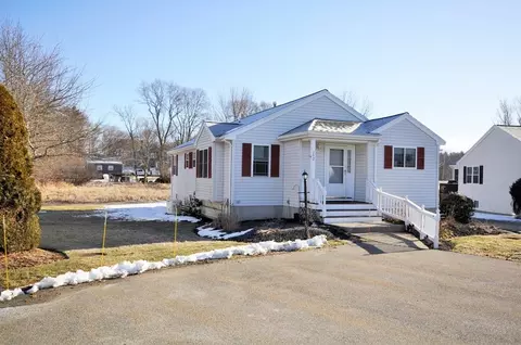152 Crystal Water Dr #152, East Bridgewater, MA 02333