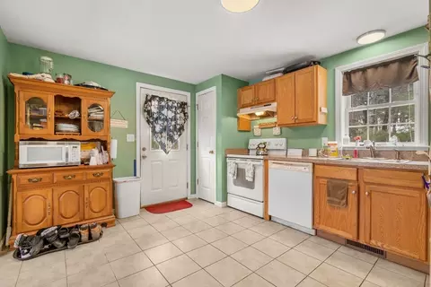 Kitchen - 39 Swifts Bch, Wareham, MA 02571 photo 2 of 5