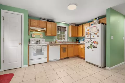 Kitchen - 39 Swifts Bch, Wareham, MA 02571 photo 1 of 5