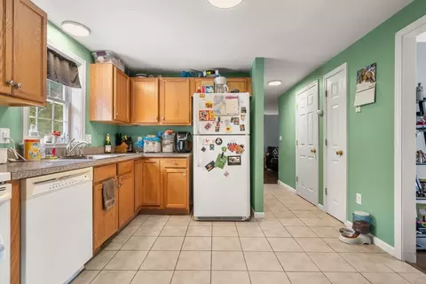 Kitchen - 39 Swifts Bch, Wareham, MA 02571 photo 4 of 5