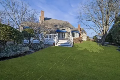 8 Edgemere Rd, Marblehead, MA 01945