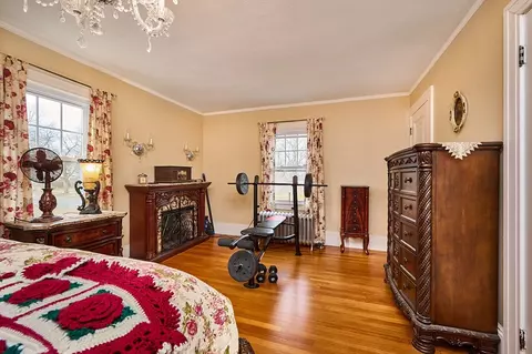 Living - 129 Bellevue Ave, Springfield, MA 01108 photo 3 of 3