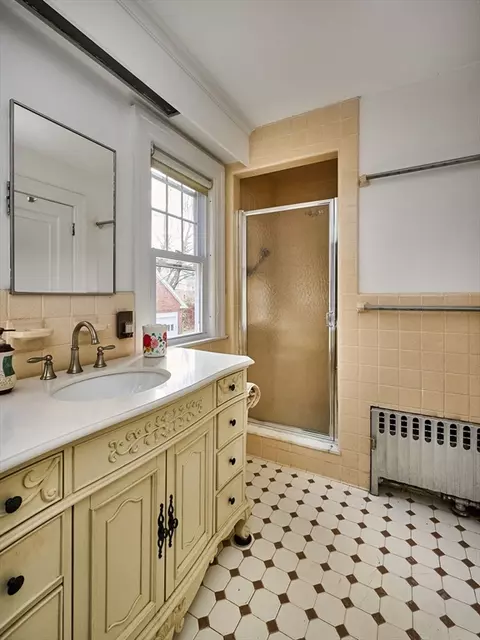Bath - 129 Bellevue Ave, Springfield, MA 01108 photo 1 of 3