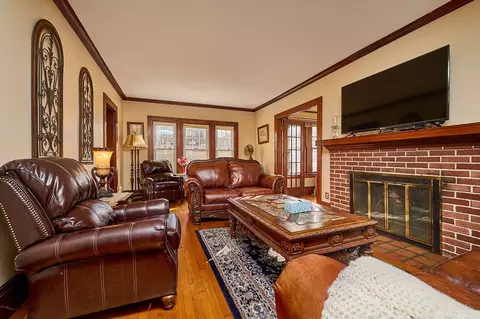 Living - 129 Bellevue Ave, Springfield, MA 01108 photo 1 of 3