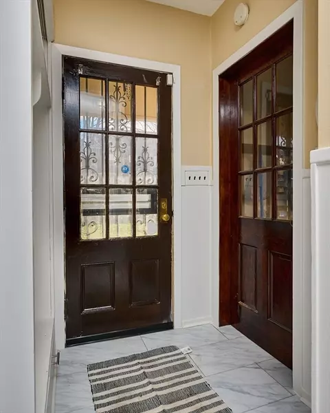 Entry Way - 129 Bellevue Ave, Springfield, MA 01108 photo 1 of 3