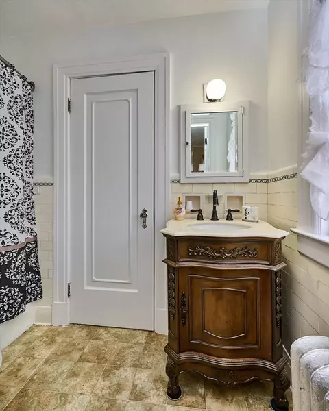 Bath - 129 Bellevue Ave, Springfield, MA 01108 photo 2 of 3